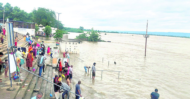 ఎస్సారెస్పీ 36 గేట్లు ఎత్తివేత
1