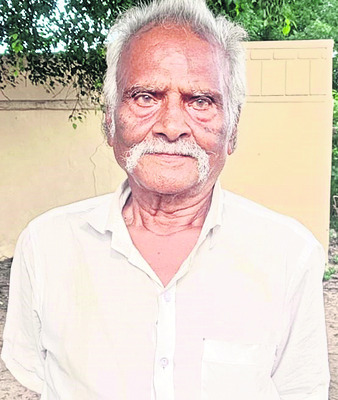 నాయకత్వం వహించాడు..
1