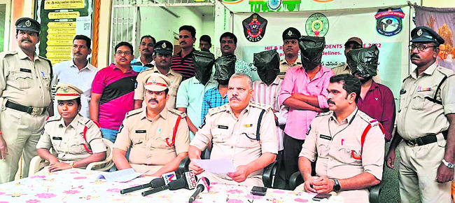 అంతర్ జిల్లాల మోటార్సైకిల్ దొంగల అరెస్ట్ 1