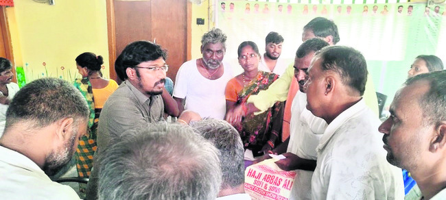 యూరియా కోసం మళ్లీ రోడ్డెక్కిన రైతులు 1