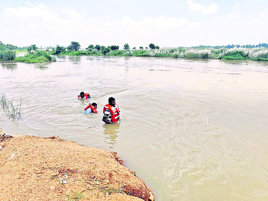 నాగావళి తీరంలో కొనసాగుతున్న వెతుకులాట1