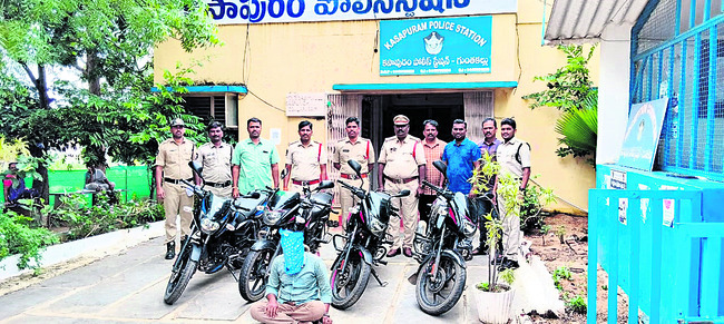 మందులకు వెళ్లి  మృత్యుఒడిలోకి ... 1