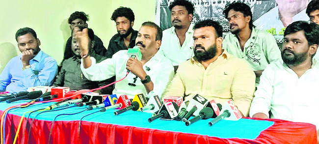కొబ్బరి చెక్కల వేలం రూ.7.06 లక్షలకు ఖరారు 2