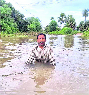 వంతెన నిర్మించాలని ఒర్రె నీటిలో నిరసన1