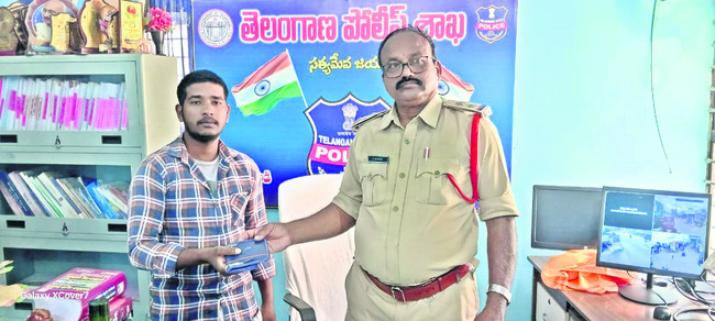 పోగొట్టుకున్న పర్సు అందజేత
2