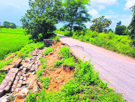 దెబ్బతిన్న బంజర– లింగంపల్లికలాన్‌ రోడ్డు1