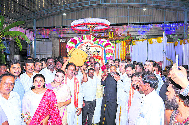 తెప్పోత్సవానికి పోటెత్తిన భక్తులు (ఇన్సెట్) ప్రత్యేక 2