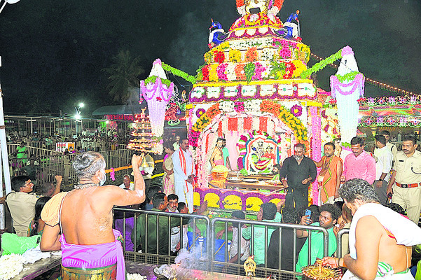 తెప్పోత్సవానికి పోటెత్తిన భక్తులు (ఇన్సెట్) ప్రత్యేక 1