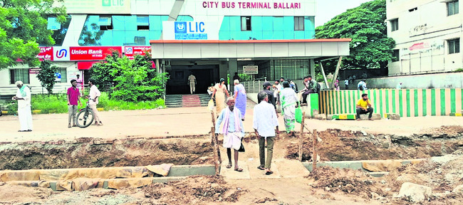 బస్టాండులోని కార్యాలయాలకు దారి1