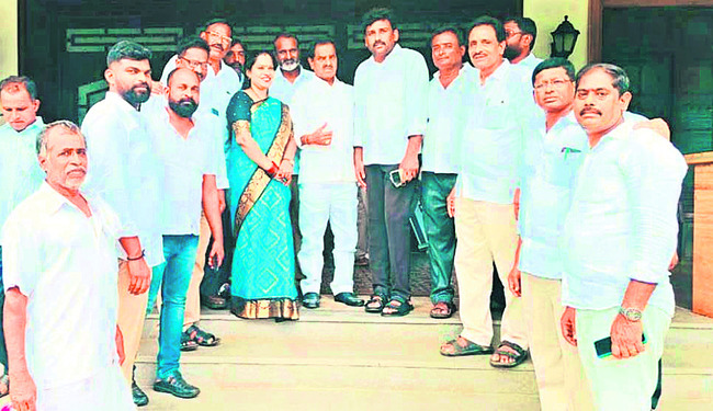 అధైర్యపడొద్దు అండగా నిలబడుతాం 1