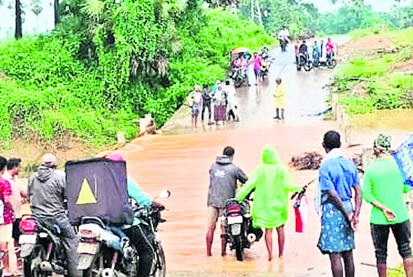 వాగులు దాటాలంటే వణుకే.. 1
