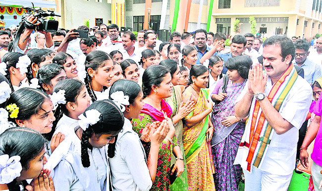 ప్రజల ముంగిట పాలన1