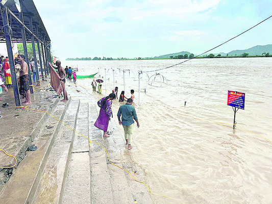 గోదావరిలో పెరుగుతున్న వరద1