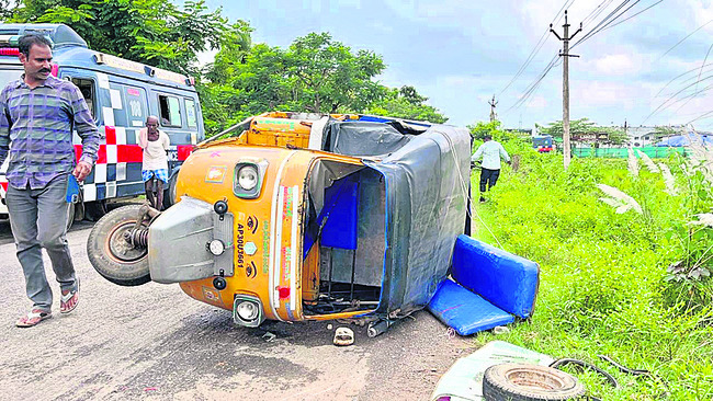 పీహెచ్‌సీ ముందు గిరిజన మహిళల ధర్నా1