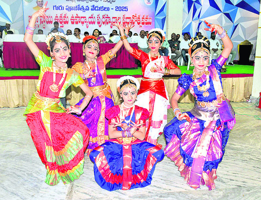 ఉపాధ్యాయులు మార్గదర్శకులుగా నిలవాలి1