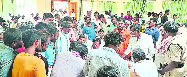 యూరియా తిప్పలు ఇంకెన్నాళ్లు!1