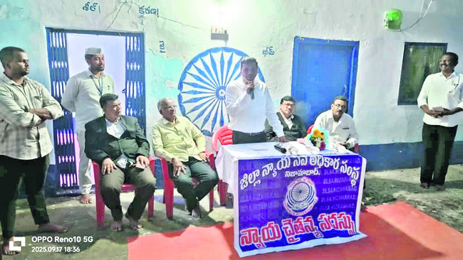 యూరియా కోసం  బారులు తీరిన రైతులు 
1