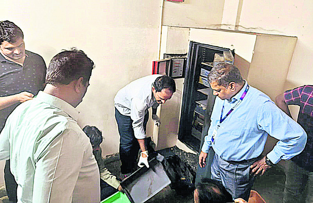 Bank and police officials investigating the theft at SBI in Thumakunta (File Photo)1