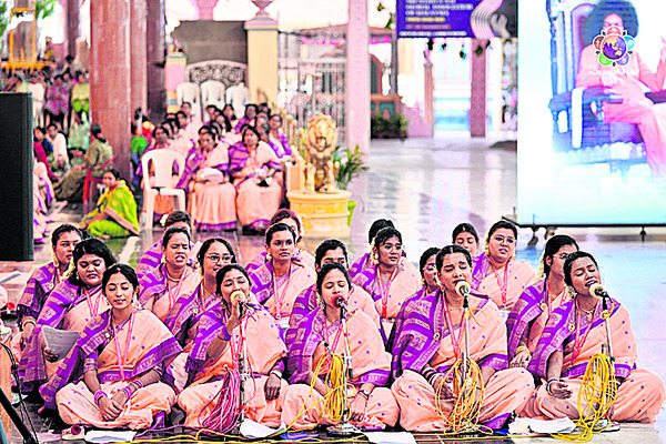 వాహనం ఢీ కొని మహిళ మృతి 1
