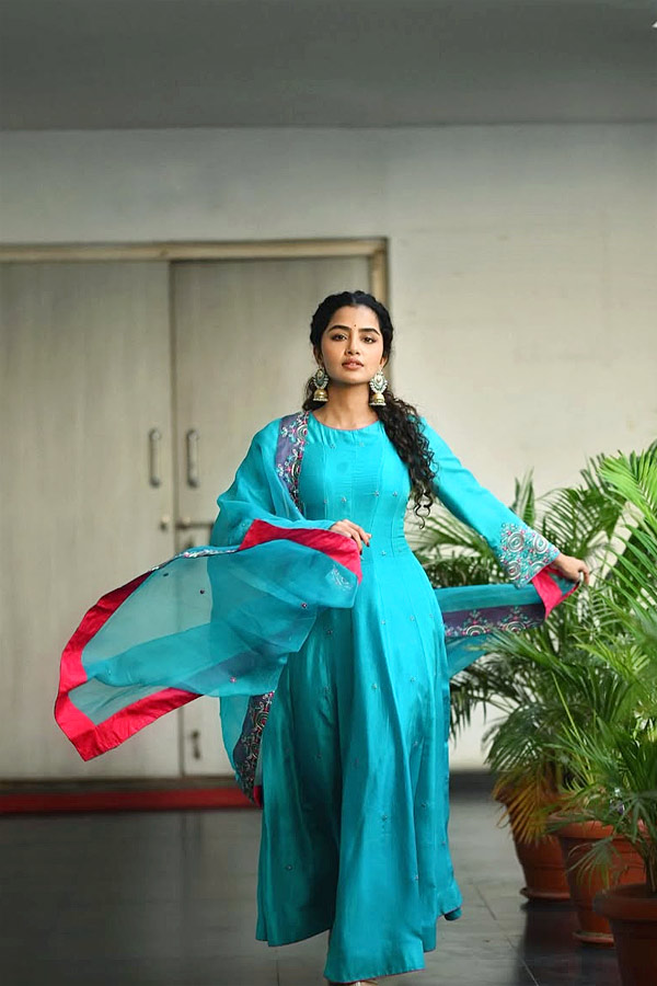 Actress Anupama parameswaran Beautiful Photos8