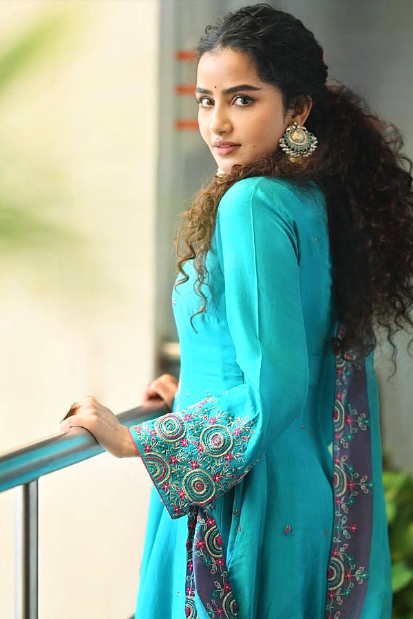 Actress Anupama parameswaran Beautiful Photos10