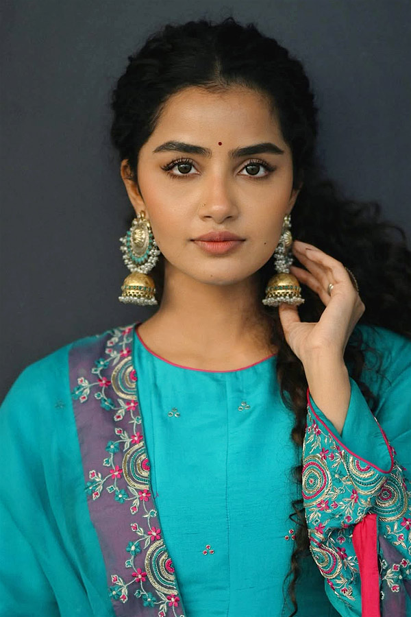Actress Anupama parameswaran Beautiful Photos11