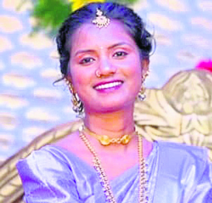బైక్‌ అదుపు తప్పి మామ, కోడలు దుర్మరణం1