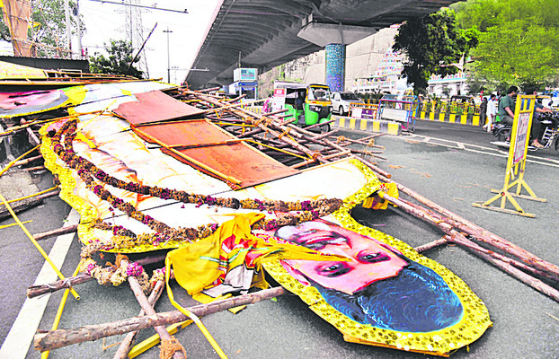 ●ఆలయ పరిసరాల్లోనూ ప్రచారార్భాటం1