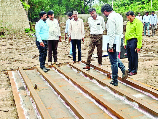అభివృద్ధి పనులకు  నేతల శ్రీకారం1