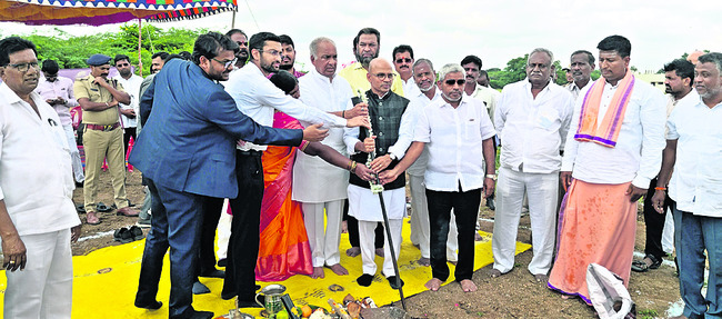 అభివృద్ధి పనులకు  నేతల శ్రీకారం2