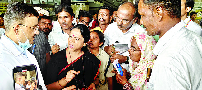 రిమ్స్‌ వైద్యులపై చైర్‌పర్సన్‌ చిందులు1