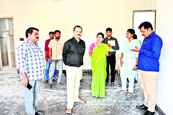 అధికారులు బాధ్యతగా వ్యవహరించాలి1
