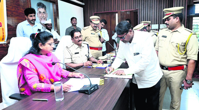 గళమెత్తిన మున్సిపల్ కార్మికులు
1