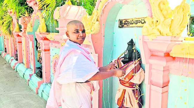కల్యాణ వెంకన్నకు పవిత్రాల సమర్పణ 1