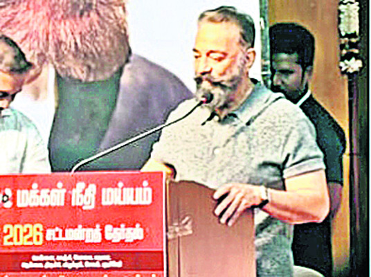 విమానాల ఆలస్యంతో ప్రయాణికుల ఇక్కట్లు
1