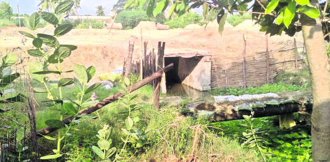 కూటమి నేతల కబా్జల పర్వం 1