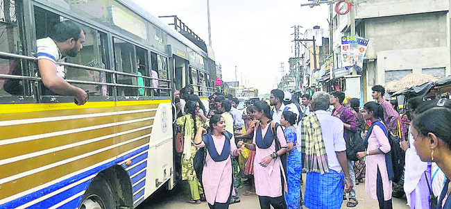 ● ఉచిత బస్సులో ఉక్కిరిబిక్కిరి 1