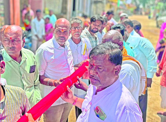 బాలాజీ జెండాకు  భక్తుల వీడ్కోలు 1