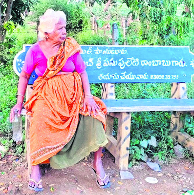 పంట కాలువలోకి దూసుకెళ్లిన స్కూల్‌ బస్సు1