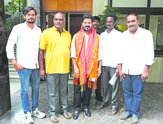 ఇసుక ట్రాక్టర్‌ పట్టివేత 1