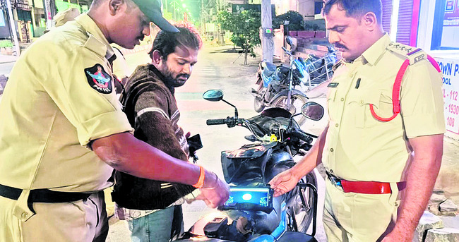 డంప్‌యార్డుకు  1,818 క్వింటాళ్ల ఉల్లిగడ్డలు1