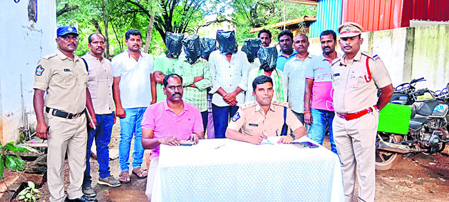 పేకాట స్థావరంపై పోలీసుల దాడులు 1