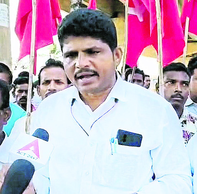 హక్కులను కాలరాస్తోంది 2
