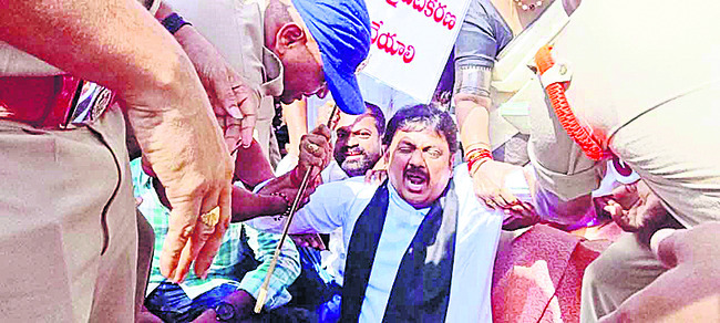 నర్సీపట్నంలో తీవ్ర ఉద్రిక్తత1