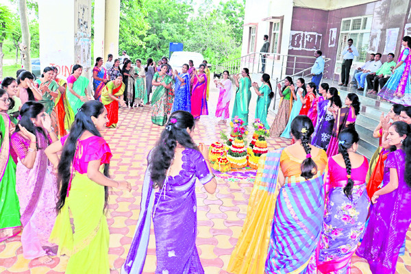 ప్రకృతి సౌందర్యాన్ని పెంచే పండుగే బతుకమ్మ 1