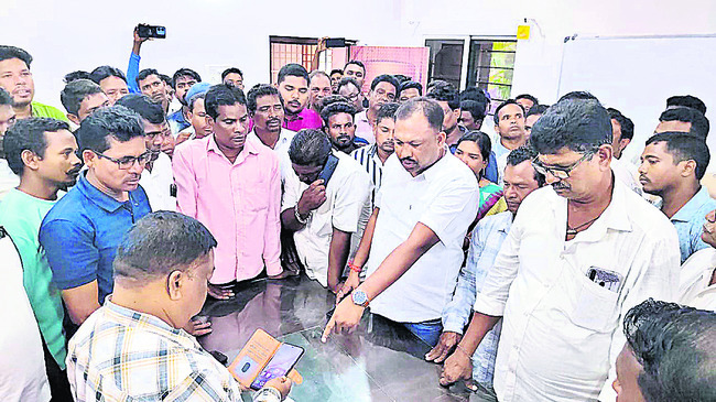 9 అడుగుల నల్లతాచు పట్టివేత 1