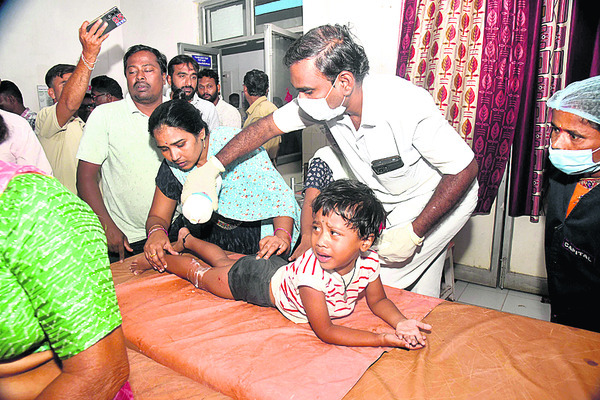 60 మందిపై పిచ్చికుక్క దాడి1