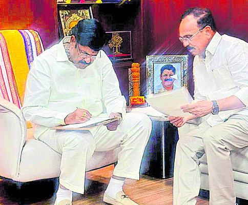 దుర్గమ్మ హుండీ ఆదాయం రూ.2.17 కోట్లు 2