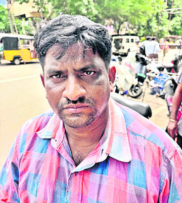 రోడ్డున పడిన 50 కుటుంబాలు 
1