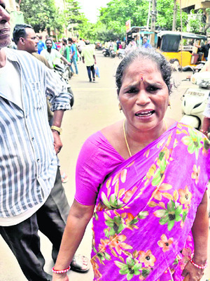 రోడ్డున పడిన 50 కుటుంబాలు 
2